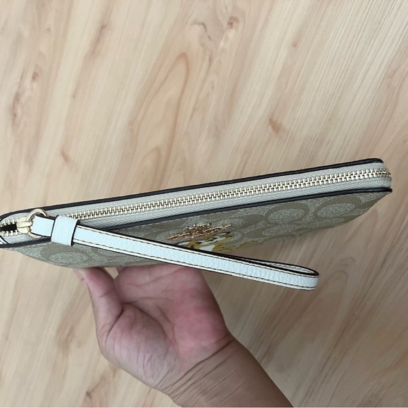 Coach Large Corner Zip Wristlet In Signature Canvas With Tiger #C7698 - Picture 4 of 6